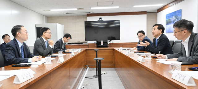 구윤철 부총리 겸 기획재정부 장관이 10일 서울 종로구 정부서울청사에서 열린 외청장(국세청,관세청,조달청) 회의를 주재하고 있다. 연합뉴스