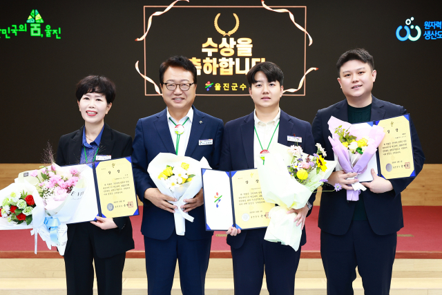 9월 민원행정 친절.처리 우수공무원으로 선방된 함수민, 사현규, 장두현(사진 왼쪽부터) 주무관.. 울진군 제공