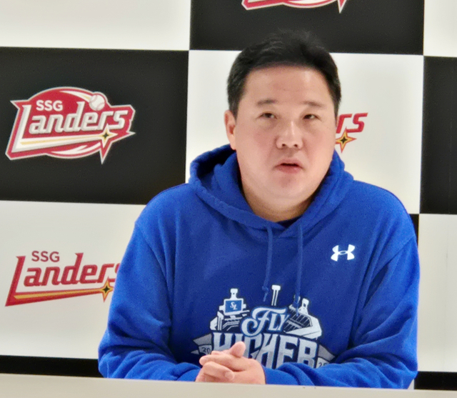 박진만 삼성 라이온즈 감독이 10일 인천 SSG랜더스필드에서 프로야구 준플레이오프 2차전이 열리기 전 취재진의 인터뷰에 응하고 있다. 채정민 기자