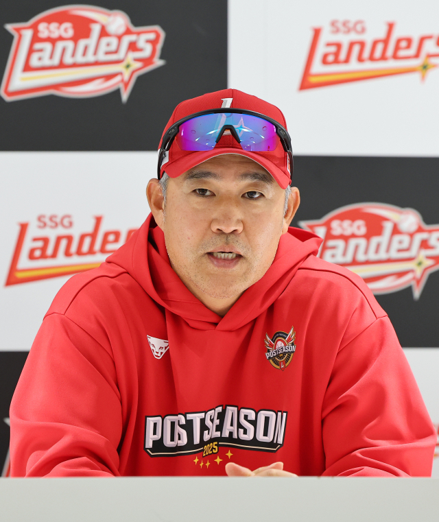 이숭용 SSG 랜더스 감독이 10일 인천 SSG랜더스필드에서 삼성 라이온즈와 준플레이오프 2차전을 앞두고 인터뷰하고 있다. 연합뉴스