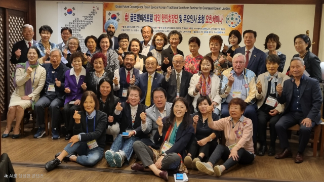 박준희 아이넷방송그룹 회장(맨 앞줄 가운데)이 10일 오전 서울 서초구 오선채에서 열린 글로벌미래포럼 재외 한인회장단 초청 세미나에서 참석자들과 기념촬영을 하고 있다. [사진=아이넷방송그룹]