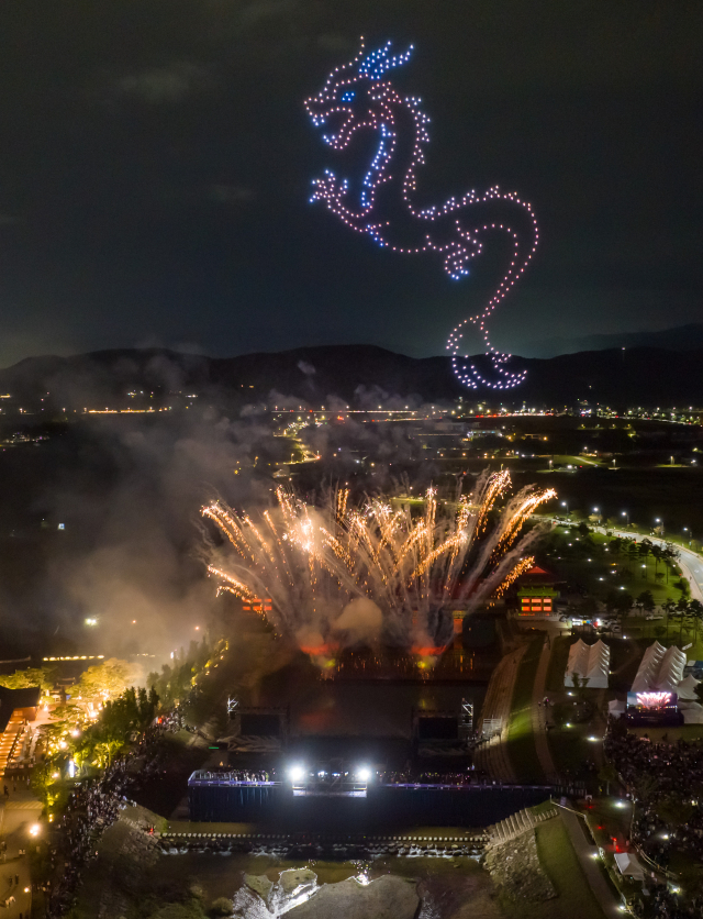 아시아태평양경제협력체(APEC) 정상회의를 앞두고 개최지 경주 곳곳에서 APEC 성공 개최 분위기 조성을 위한 각종 행사가 막을 올리고 있다. 11일 대릉원과 봉황대를 중심으로 열린 