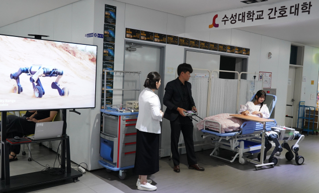 수성대 간호학과 실습실에서 면접생들을 대상으로 간호업무보조로봇의 실습시연을 보여주고 있다. 수성대 제공