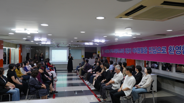수성대 뷰티스타일리스트과 교수 및 외부 면접관들이 11일 면접을 앞둔 만학도 수험생들을 대상으로 학과 설명회를 개최하고 있다. 수성대 제공