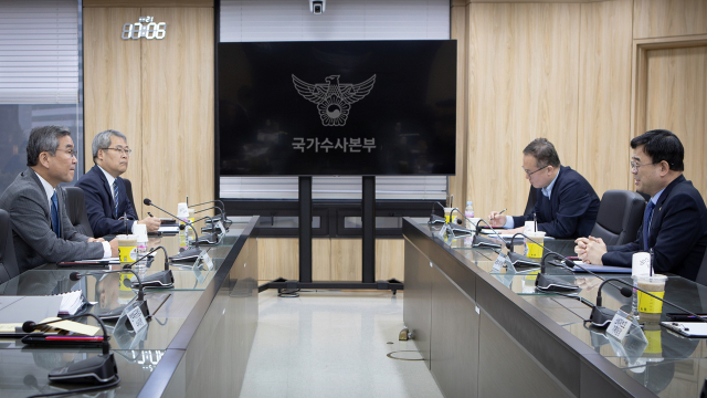 이상경 국토교통부 1차관(오른쪽)은 10일 경찰청을 방문해 박성주 국가수사본부장과 부동산 범죄 근절을 위한 협력 방안을 논의했다. 2025.10.11. 국토부 제공