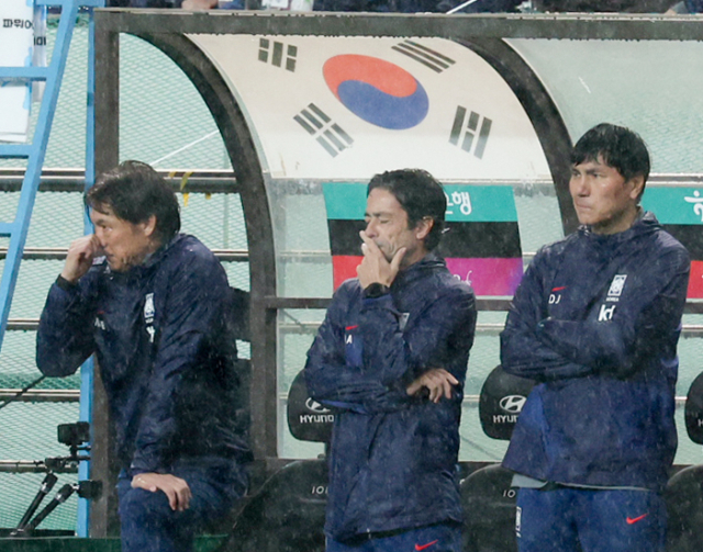 10일 서울 마포구 서울월드컵경기장에서 열린 한국과 브라질 축구 대표팀의 친선경기. 한국 홍명보 감독을 포함한 코치진이 경기를 지켜보고 있다. 연합뉴스