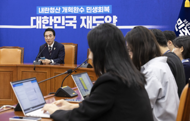 더불어민주당 박수현 수석대변인이 2025년 국정감사를 하루 앞둔 12일 서울 여의도 국회에서 열린 기자간담회에 참석해 취재진 질문에 답하고 있다. 연합뉴스