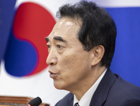더불어민주당 박수현 수석대변인이 2025년 국정감사를 하루 앞둔 12일 서울 여의도 국회에서 열린 기자간담회에 참석해 취재진 질문에 답하고 있다. 연합뉴스