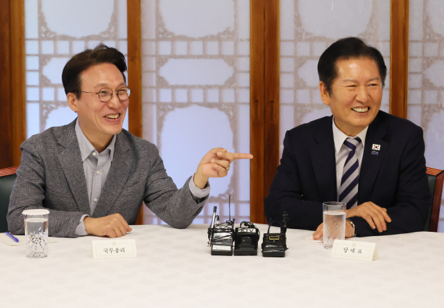 김민석 국무총리가 12일 서울 종로구 총리공관에서 열린 고위당정협의회에서 더불어민주당 정청래 대표 등 참석자들과 대화하고 있다. 연합뉴스