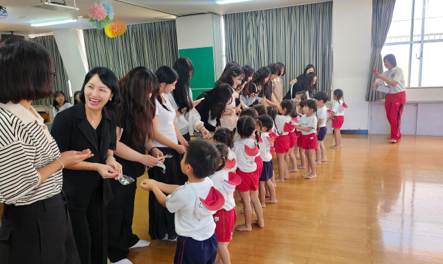 영진전문대 유아교육과 학생들이 지난달 일본 후쿠오카 카타카스보육원을 방문, 아이들과 함께하는 프로그램에 참여한 모습. 영진전문대 제공