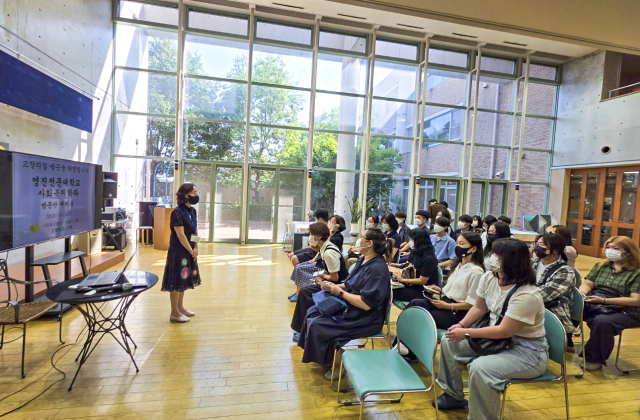 영진전문대 사회복지과 재학생들이 지난달 일본 연수 중 교토 고향의집(양로원)을 방문, 시설 운영에 대한 설명을 듣고 있다. 영진전문대 제공