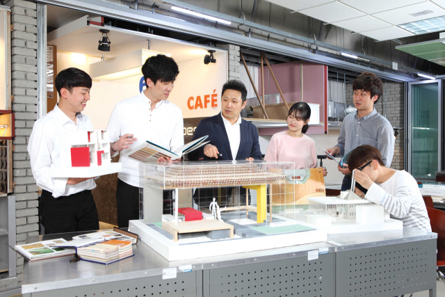 영진전문대 인테리어디자인과 실내공간디자인 실습 모습. 영진전문대 제공