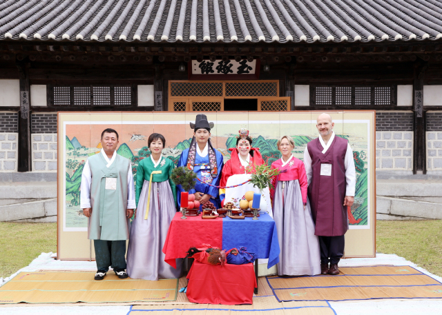추석 연휴 선비세상을 방문한 외국인 신부가 전통 혼례에 반해 결혼식을 올린 뒤 기념 사진을 촬영했다. 영주시 제공
