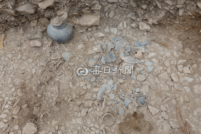 경상북도 청송군 부남면 양숙리에서 삼국시대 적석목곽묘(積石木槨墓·돌덧널무덤)가 새롭게 확인되면서 학계에 큰 주목을 받고 있다. 사진은 이곳에서 발견된 유물들. 청송군 제공