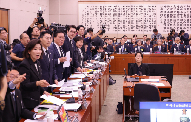 추미애, 조희대 국감 질의 강행…국힘 의원들 고성·반발