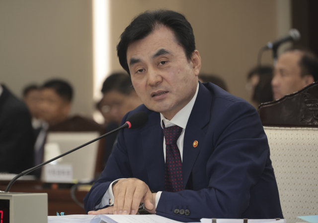 이재명 정부 첫 국정감사가 시작된 13일 서울 용산구 국방부 청사에서 열린 2025 국방부 국정감사에서 안규백 국방부 장관이 의원 질의에 답하고 있다. 연합뉴스