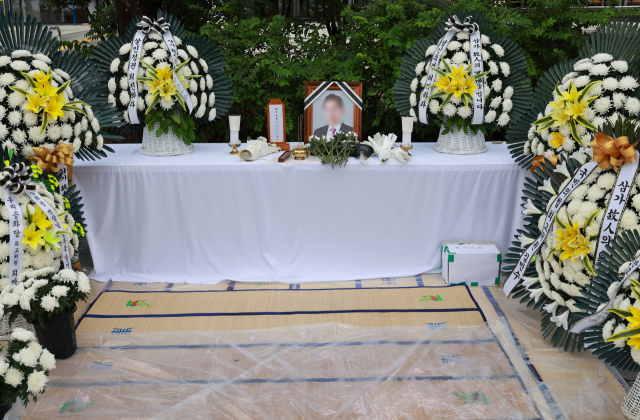 13일 민중기 특별검사팀 사무실이 있는 서울 광화문 KT웨스트빌딩 앞 인도에 