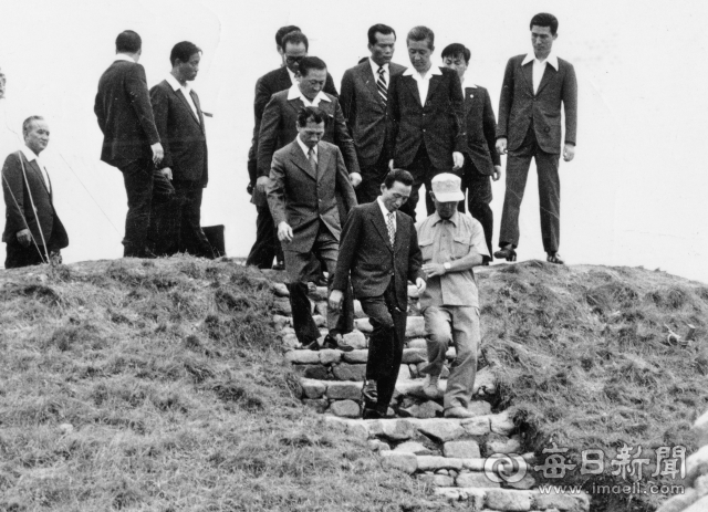 1973년 7월 3일 박정희 대통령 일행이 오전 경주 화랑의 집 현판식과 불국사 복원 준공식에 이어 이날 오후 제155호분(천마총) 발굴 현장을 시찰하고 있다. 박 대통령은 이 자리에서 발굴 후 내부를 공개해 관광자원으로 활용토록 지시했다. 사진=매일아카이빙센터
