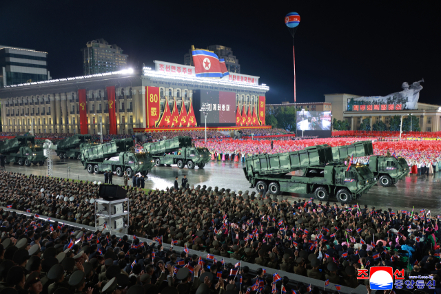 지난 10일 김일성광장에서 노동당 창건 80주년 경축 열병식이 성대히 거행됐다고 조선중앙통신이 11일 보도했다. 연합뉴스