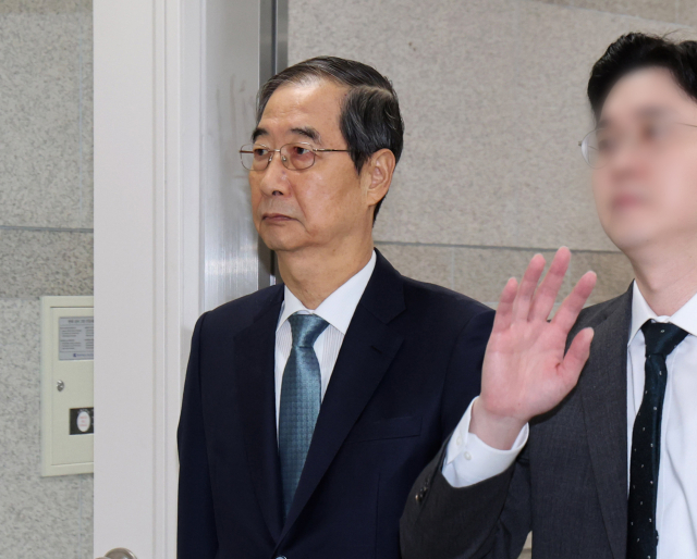 내란 우두머리 방조 혐의를 받는 한덕수 전 국무총리가 13일 서울 서초구 서울중앙지법에서 열린 내란 우두머리 방조, 위증, 허위공문서 작성 및 행사 등 혐의 사건 재판에 출석하고 있다. 연합뉴스