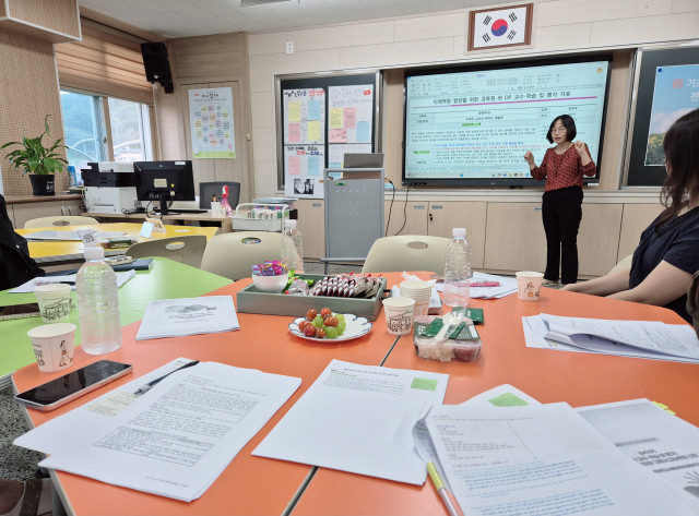 경북지역 교사들이 경북형 국제 바칼로레아(IB) 교육 실천을 위해 지역의 특성에 맞는 교사 주도적 학습문화 확산을 위해 IB 수업 설계 전달 연수를 진행하고 있다. 경북교육청 제공