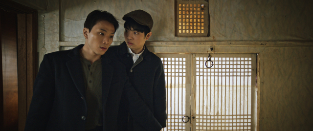 뮤지컬 영화 의 한 장면. 왼쪽 장기태 역의 주연 박도욱 배우, 오른쪽은 국립창원대 음악과 재학생으로 