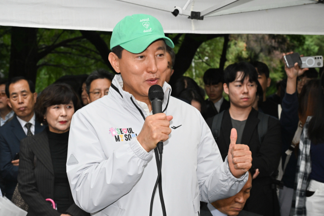오세훈 서울시장이 13일 서울 강남구 대치동 은마아파트를 방문, 주민들과 간담회를 하고 있다. 연합뉴스