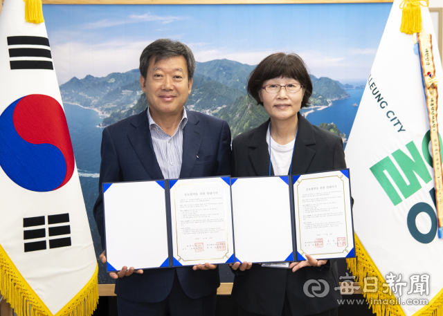 13일 울릉군청에서 울릉군과 한국열린사이버대학교, (사)한국해안숲보전협회와 상호협력 업무협약을 체결했다. 울릉군 제공