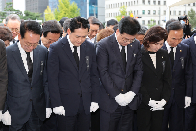 국민의힘 장동혁 대표, 송언석 원내대표 등 의원들이 13일 서울 여의도 국회 정문 인근에 민중기 특별검사팀의 소환 조사를 받은 뒤 숨진 채 발견된 경기 양평군 공무원 A씨를 추모하기 위해 설치한 분향소에서 묵념하고 있다. 연합뉴스