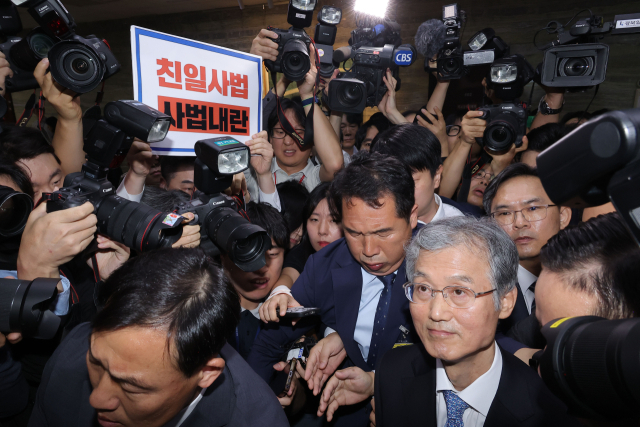 조희대 대법원장이 13일 서울 여의도 국회에서 열린 대법원 등에 대한 법제사법위원회 국정감사에서 정회가 선언되자 법사위 회의실을 나서고 있다. 연합뉴스