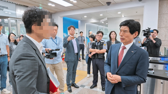 13일 오전 대구시청 동인청사 입구에서 이태훈 달서구청장이 기자회견 개최를 두고 대구시 관계자와 이야기를 하고 있다. 김지수 기자