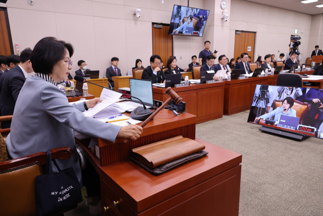 13일 서울 여의도 국회에서 열린 대법원 등에 대한 법제사법위원회 국정감사에서 추미애 법사위원장이 의사봉을 두드리고 있다. 연합뉴스