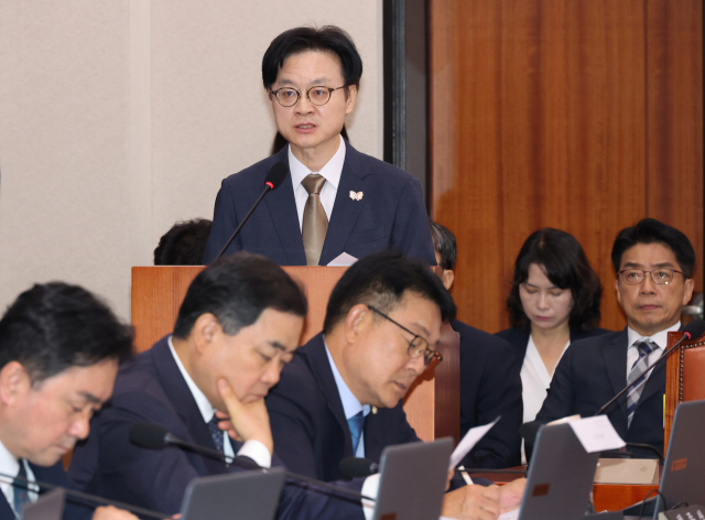 김정관 산업통상부 장관이 13일 서울 국회에서 열린 산업통상자원중소벤처기업위원회 국정감사에서 업무보고 하고 있다. 연합뉴스