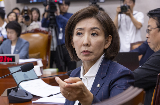 국민의힘 나경원 의원이 24일 서울 여의도 국회에서 열린 법제사법위원회 전체 회의에서 무소속 최혁진 의원의 의사 진행 발언을 듣다 최 의원을 바라보고 있다. 연합뉴스