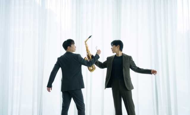 클래식 색소폰 연주자 브랜든 최와 하모니카 연주자 박종성의 앙상블