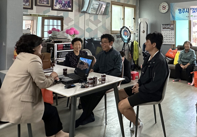 영주시청 토지정보과 정옥희 팀장이 찾아가는 지적민원현장처리반을 찾은 주민들에게 궁금증을 해소시켜주고 있다. 마경대 기자