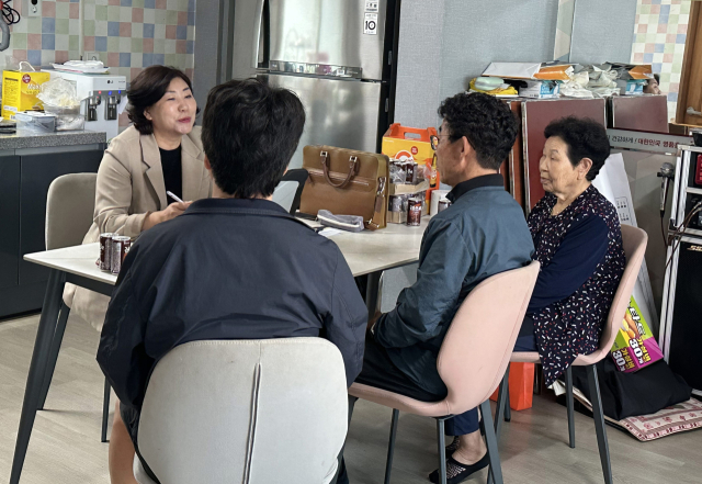 영주시청 토지정보과 정옥희 팀장이 찾아가는 지적민원현장처리반을 찾은 주민들에게 궁금증을 해소시켜주고 있다. 마경대 기자