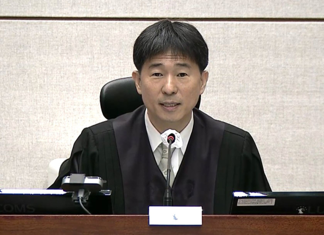 지귀연 부장판사가 2일 서울 서초구 서울중앙지방법원에서 열린 윤석열 전 대통령의 내란 우두머리·직권남용 권리행사 방해 혐의 사건 속행 공판에서 발언하고 있다. 연합뉴스