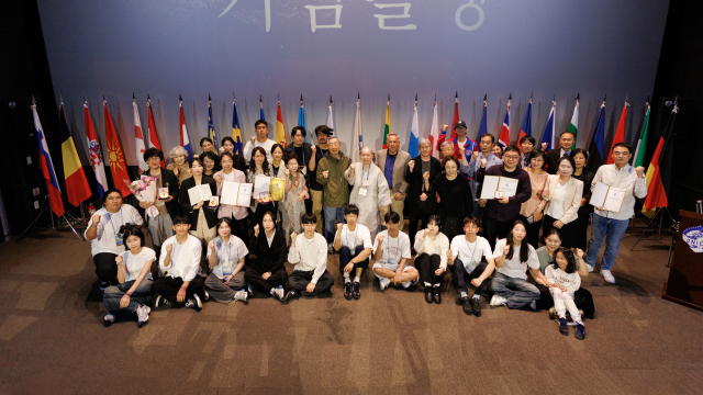 지난 11일 UNICA KOREA 국제영화제 폐막식에서 참가자들이 단체 사진을 찍고 있다. UNICA KOREA 국제영화제 제공.