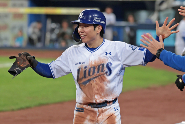 삼성 라이온즈의 김지찬이 13일 대구에서 열린 프로야구 준플레이오프 3차전 SSG 랜더스와의 경기 3회말 득점에 성공한 뒤 덕아웃으로 들어오자 동료들이 반겨주고 있다. 삼성 제공