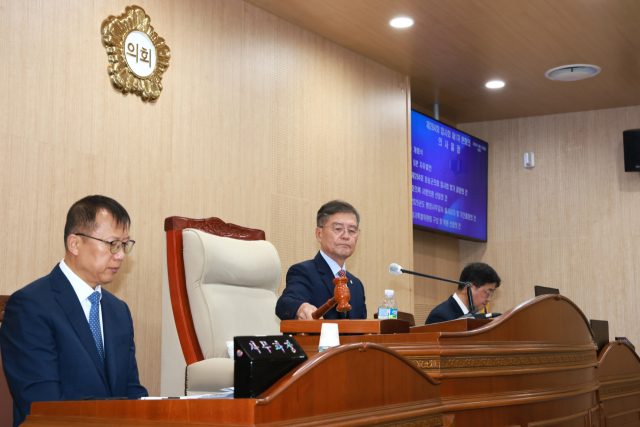 청송군의회(의장 심상휴)는 지난 13일 제284회 임시회 제1차 본회의를 열고 14일까지 이틀간의 회기 일정을 진행했다. 청송군의회 제공