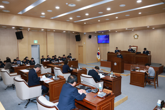 청송군의회(의장 심상휴)는 지난 13일 제284회 임시회 제1차 본회의를 열고 14일까지 이틀간의 회기 일정을 진행했다. 청송군의회 제공