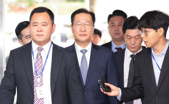 윤석열 전 대통령의 12·3 비상계엄 선포를 방조·가담한 혐의를 받는 박성재 전 법무부 장관이 14일 구속 전 피의자 심문(영장실질심사)을 받기 위해 서울 서초구 서울중앙지방법원으로 들어서고 있다. 연합뉴스