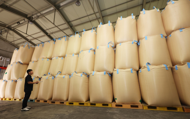 밥상에선 멀어지고 공장에선 늘었다…쌀 소비 구조의 대전환