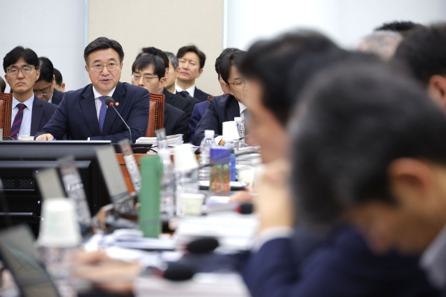 윤호중 행정안전부 장관이 14일 서울 여의도 국회에서 열린 행정안전위원회 국정감사에서 의원 질의에 답변하고 있다. 연합뉴스