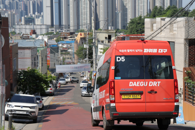 대구 북구 연암서당골 일대에 운행 중인 DRT. 매일신문 DB