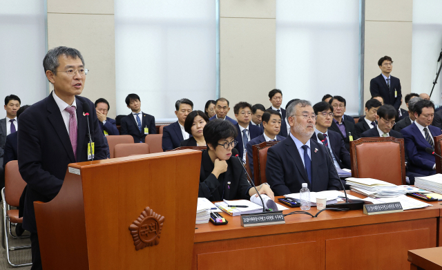 이용철 국가기록원장이 14일 서울 여의도 국회에서 열린 행정안전위원회 국정감사에서 의원 질의에 답변하고 있다. 연합뉴스