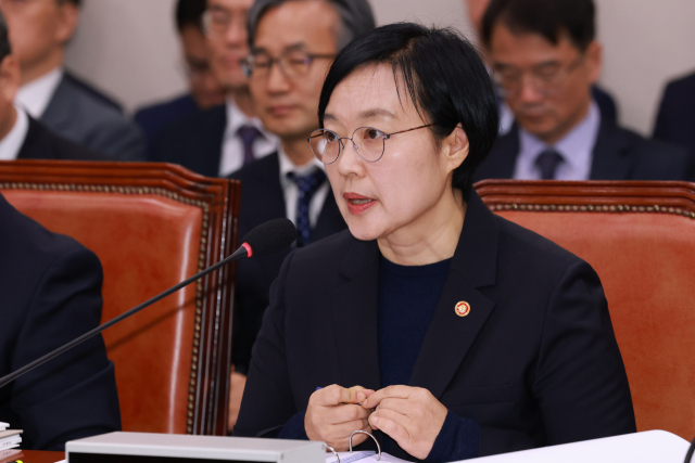14일 서울 영등포구 여의도 국회에서 열린 중소벤처기업부, 특허청 등에 대한 산업통상자원중소벤처위원회 국정감사에서 한성숙 중소벤처기업부 장관이 의원 질의에 답하고 있다. 연합뉴스