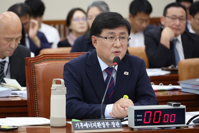 김성환 기후에너지환경부 장관이 14일 서울 여의도 국회에서 열린 기후에너지환경노동위원회 국정감사에서 의원 질의에 답하고 있다. 연합뉴스