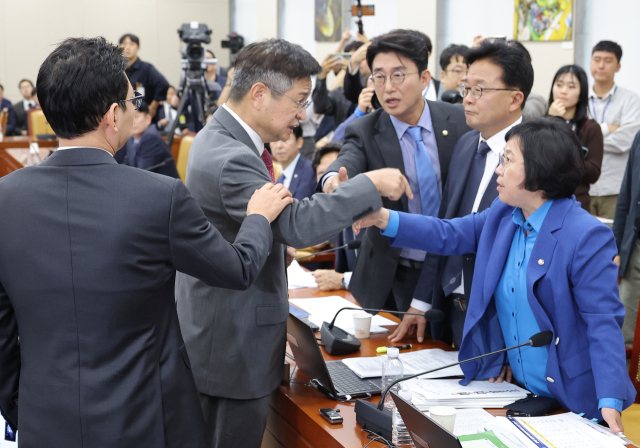 14일 서울 여의도 국회 과학기술정보방송통신위원회에서 열린 2025년도 국정감사에서 더불어민주당 김우영 의원의 질의 중 국민의힘 박정훈 의원의 문자메시지 공개와 관련해 여야 의원들이 설전을 벌이고 있다. 연합뉴스